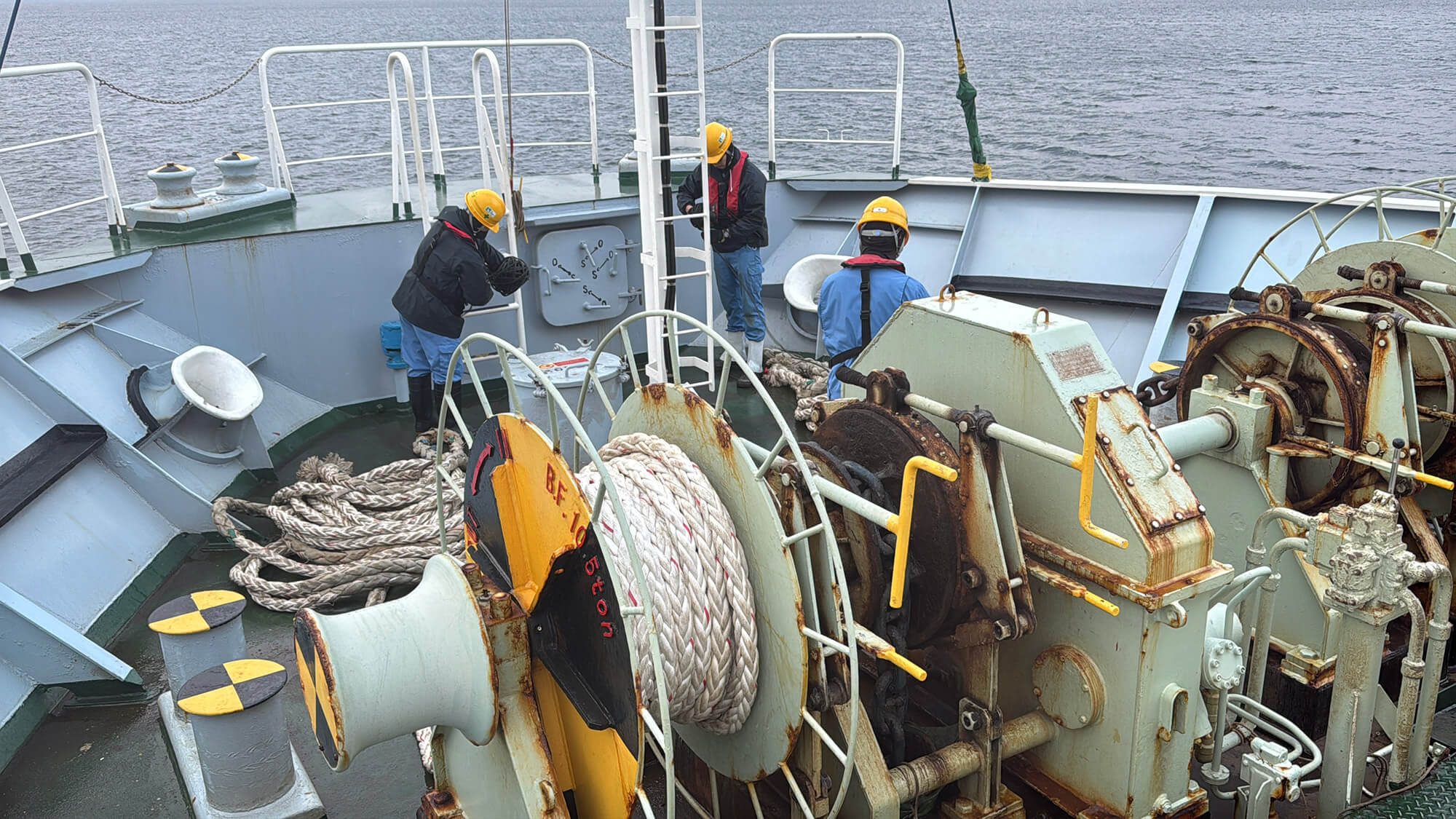 甲板（船首側）