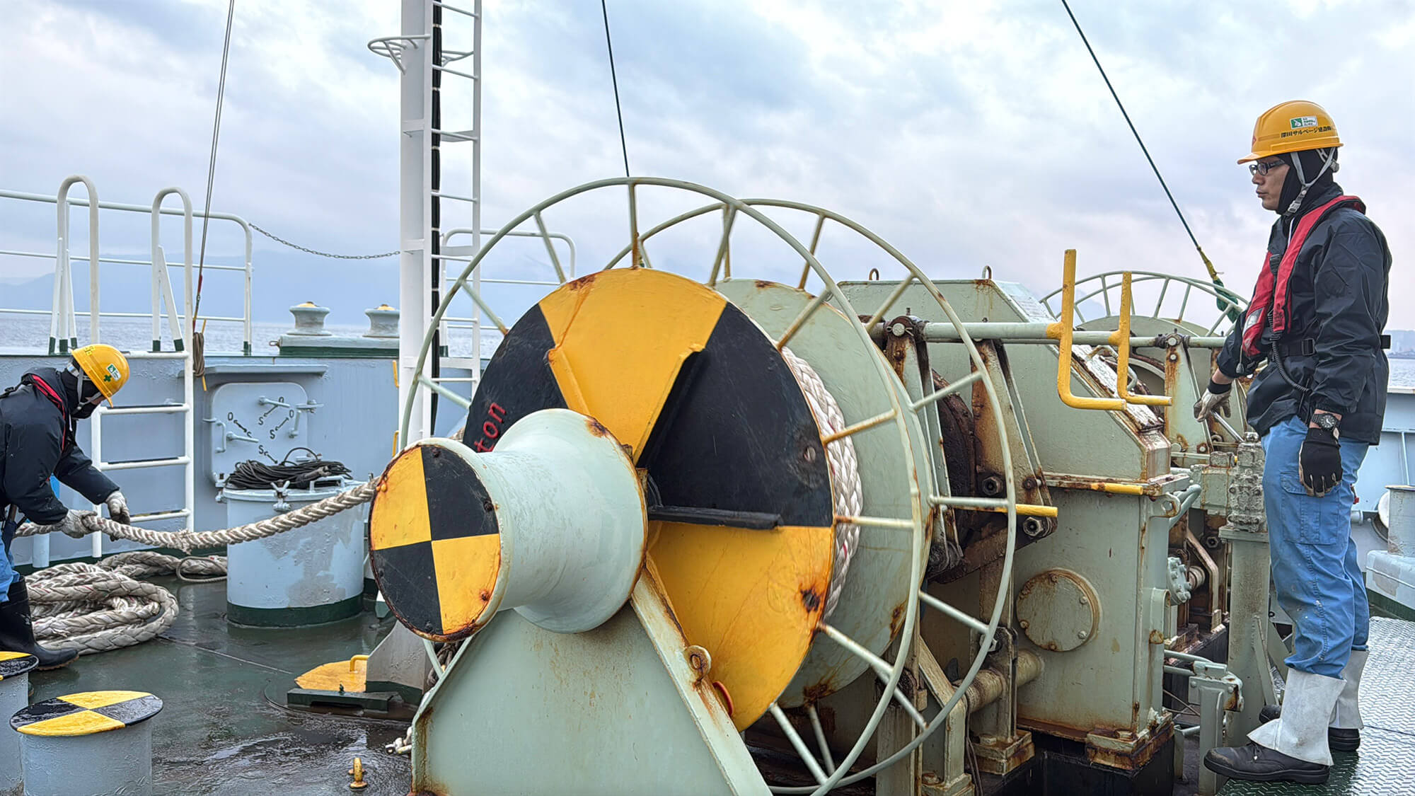 甲板（船首側）