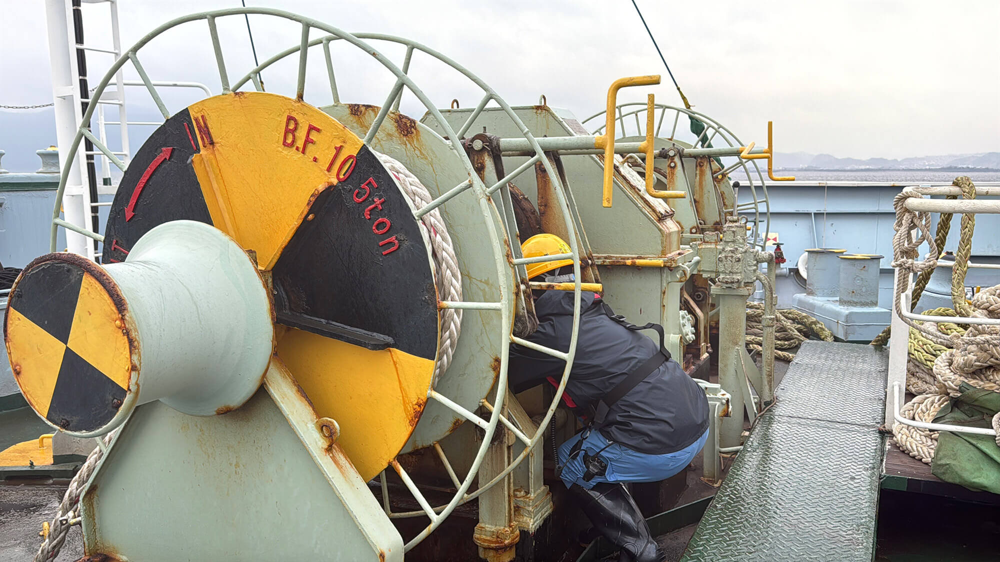 甲板（船首側）