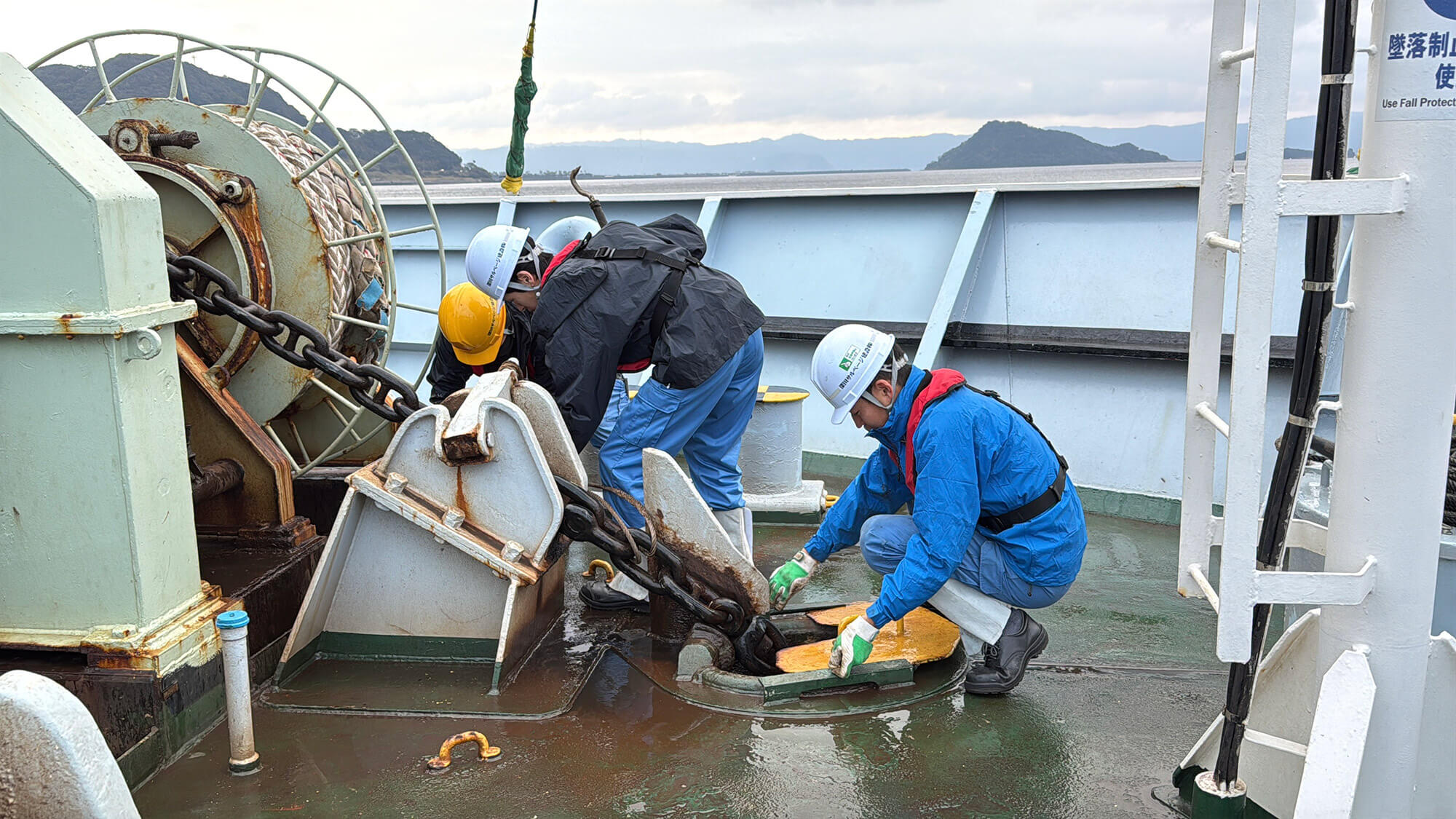 甲板（船首側）